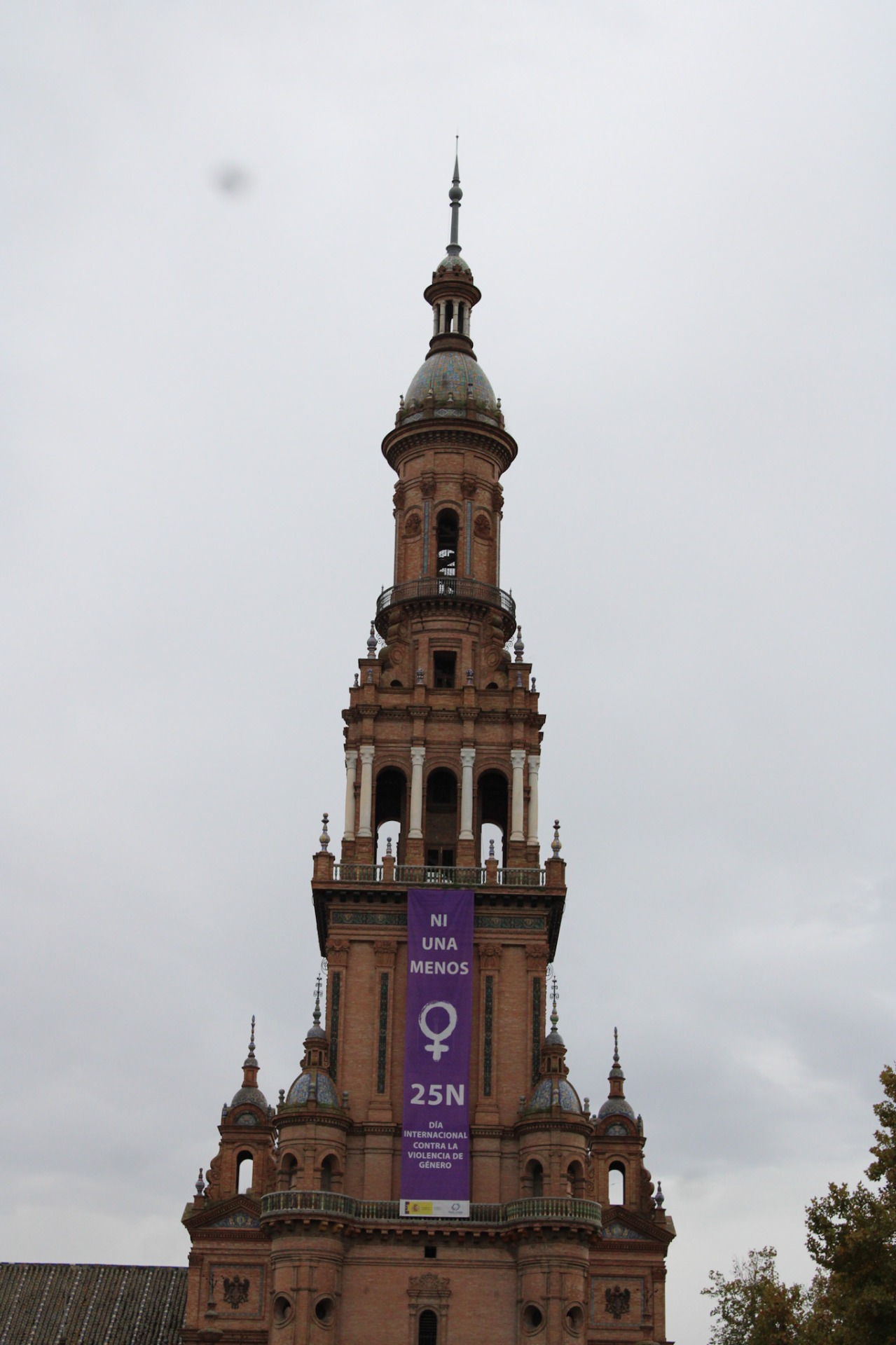 Cartel del 25N en la Plaza de España. FOTO: CELIA COLLANTES