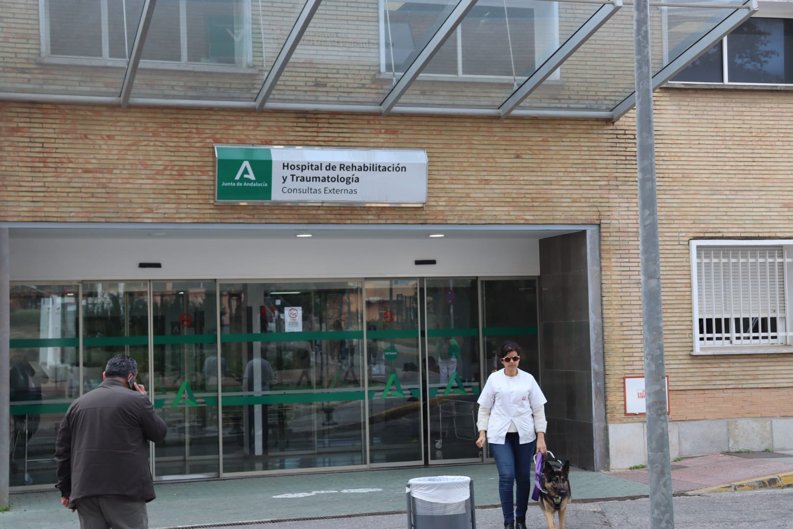 Entrada a la zona de rehabilitación y traumatología del Hospital Virgen del Rocío de Sevilla. FOTO: LUCÍA RÍOS